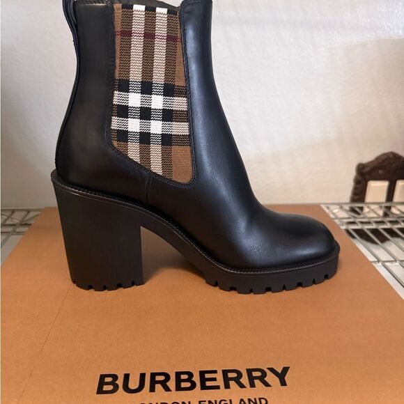 Burberry Black Women's Boots brand new with box size 5 - Picture 1 of 8